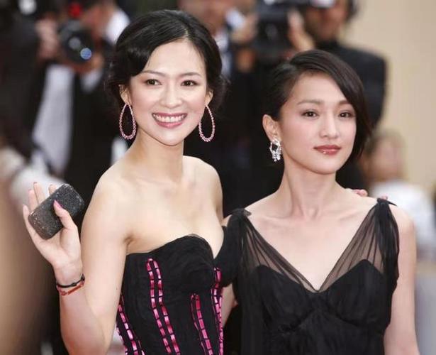 周迅章子怡同框真惊艳同穿黑裙风韵不同40的女性气质就是好