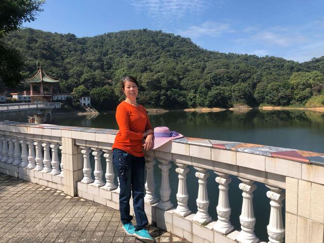 感受到大自然的美丽风光,湖水清澈晶莹,湖畔群山环抱,处处层林叠翠,美