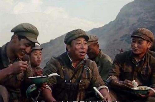 朝鲜电影中的志愿军在上甘岭吃饭