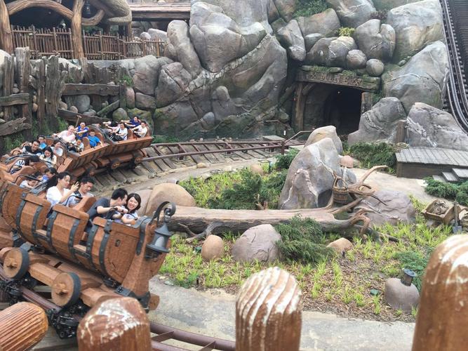 七个小矮人矿山车