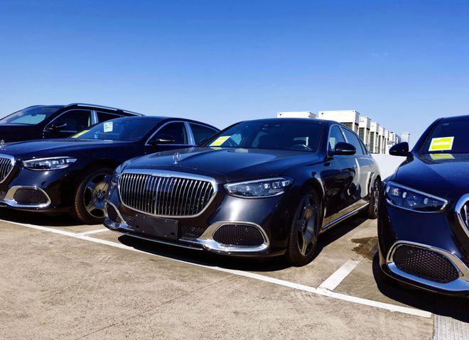 奔驰迈巴赫s480三叉星徽立标熠熠生辉