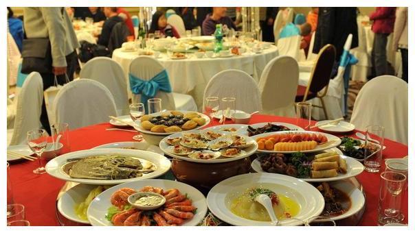 婆婆要去喝喜酒,儿媳妇给她买了身新衣服,她在厨房里偷偷哭了