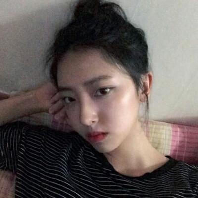 哭红着眼女生头像