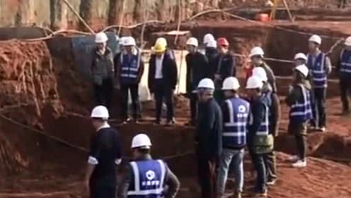 一个人干活,一群人观看!