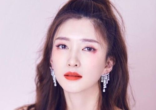 江疏影穿粉色礼服,扎半马尾的发型,满满元气少女