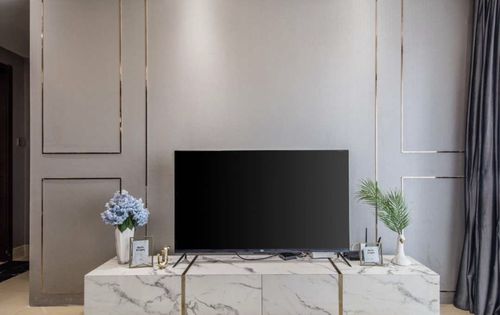 金属材质线条设计的电视墙,偏轻奢的大理石电视柜,瞬间提升了档次.
