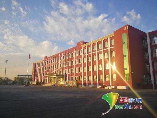 工作动态 各地动态 >> 正文  在新疆自治区伊宁县二中上的第一节课就