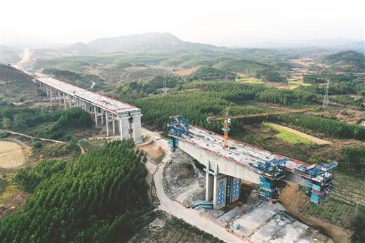 大塘至浦北高速公路平陆运河特大桥施工现场.