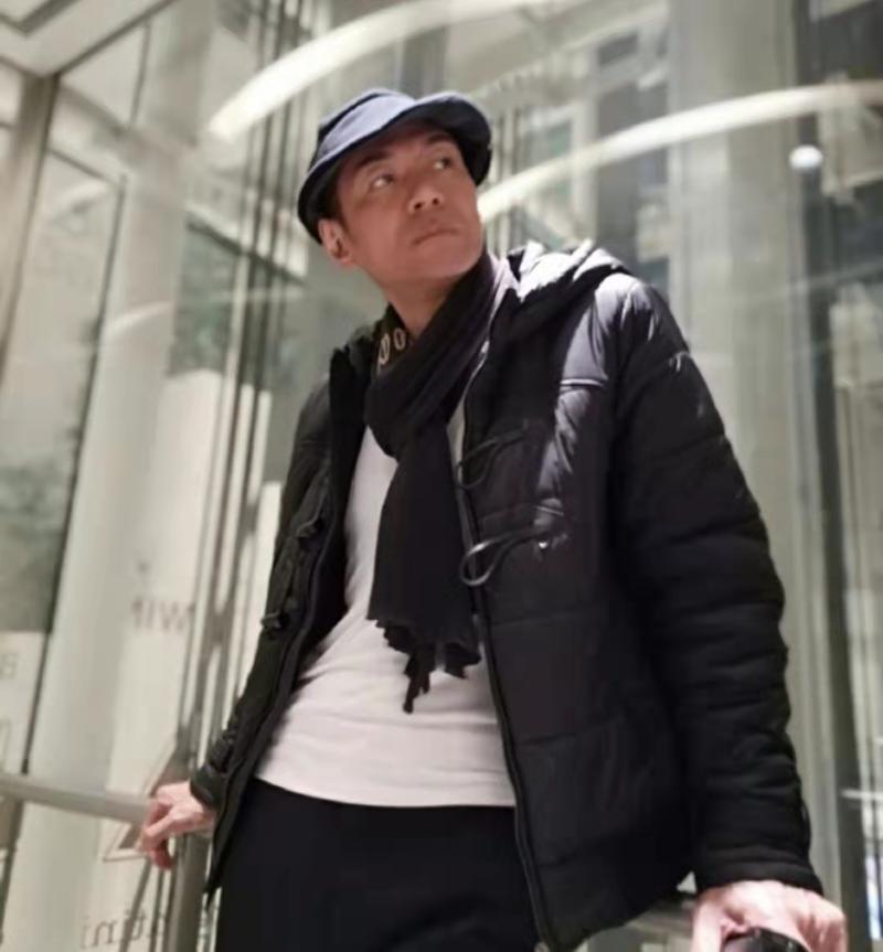 男人最痛!58岁江华曾陷脱发危机长年戴帽,如今头发已变浓密乌黑