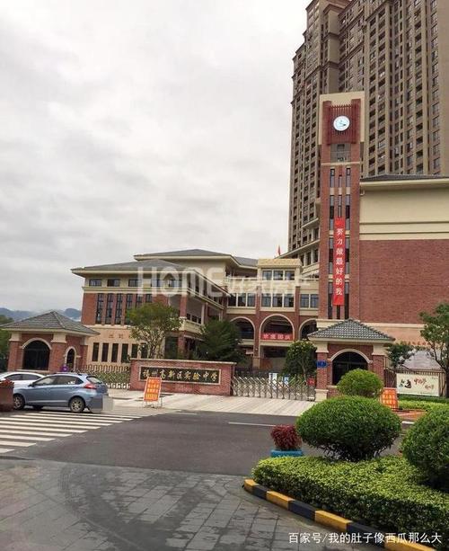 福州高新区实验中学门口路段是双向两车道,穿过了融侨宜家小区,道路很