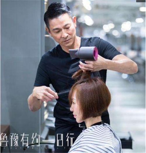 刘德华亲自为鲁豫剪头发,看到最后的效果,粉丝不淡定