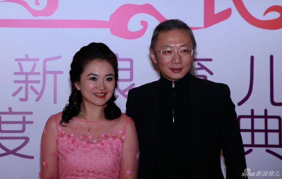 主持人周洲与新浪商业内容中心总监王屹 支持   键翻阅图片 列表查看