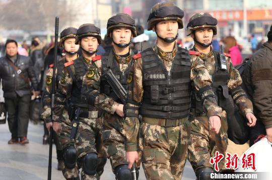 图为武警持枪在郑州火车站广场武装巡逻.杨正华摄