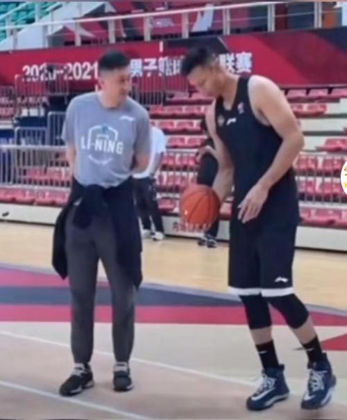 易建联大汗淋漓热身,上场安排听主教练,球鞋很亮眼