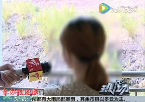 今天,我们接到一名佛山女性朋友的报料,说她在公交站等车的时候遇到了