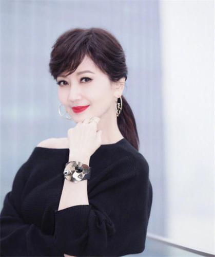 赵雅芝穿高跟鞋压腿,网友吓到:这个动作我80岁都做不到