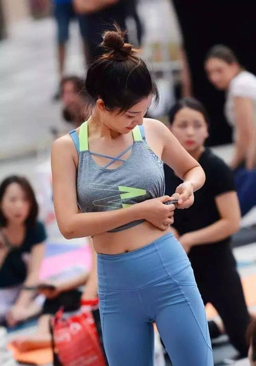 街拍三角区凸起的瑜伽性感紧身裤美女,回头率很高!