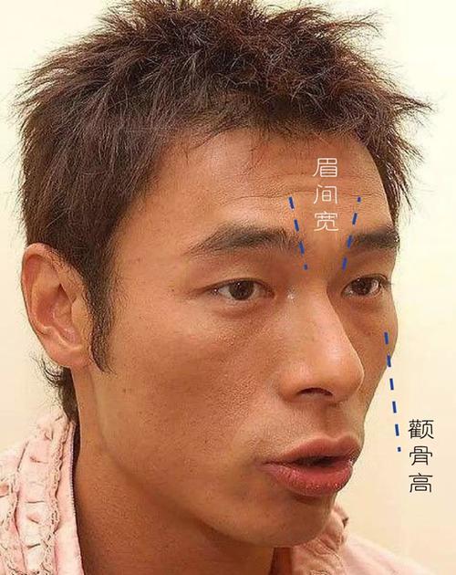 再看面相,许志安的两眉之间距离宽,这样的男人对感情,婚姻,任何事情