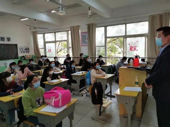 南昌十二中初三,高三学生正在听"开学第一课"各班班主任以"防疫"为
