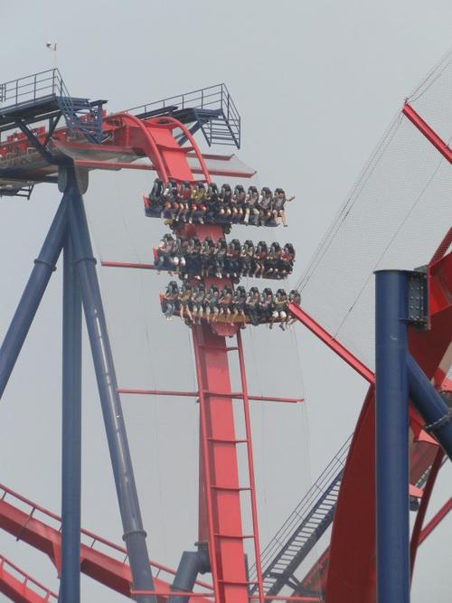  p>绝顶雄风(diving coaster,又名跌落式过山车),是目前中国第二高的 