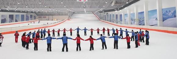 三只熊冰雪王国是一家以室内四季滑雪为主,哈尔滨冰雕展示体验