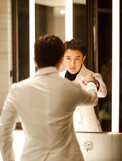 贾乃亮白色西服套装帅气写真图片