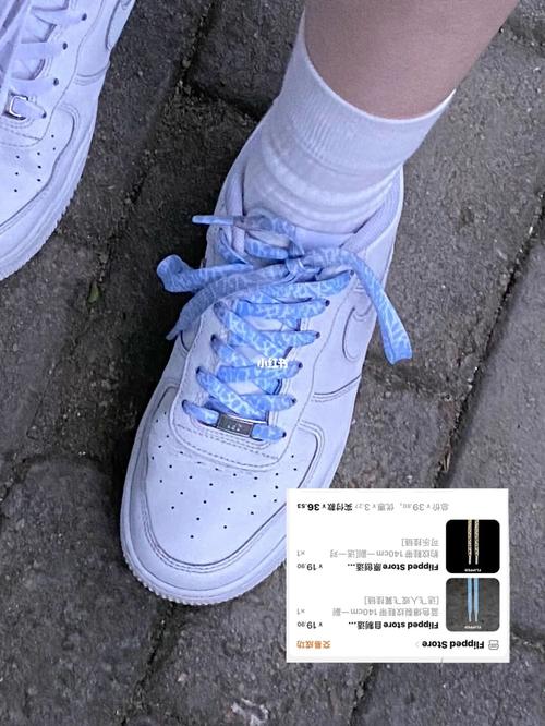 偶然买的一幅蓝色鞋带,这个蓝色跟白色的af1真的太配了!