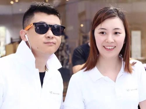 领导进行签到现场主持人景楠,杨熙在后台准备珠海电台交通875主持人和