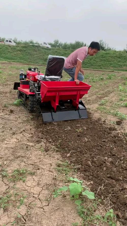 现代农业科技多功能履带旋耕机旋耕播种