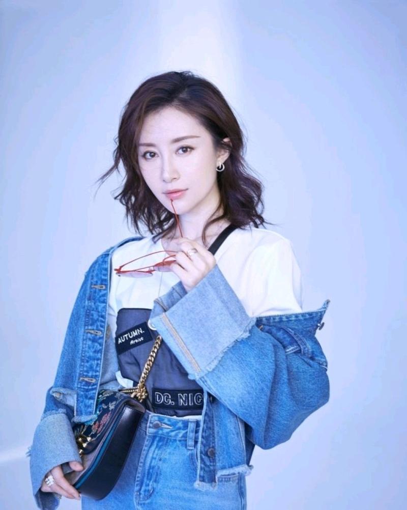33岁舒畅穿搭很高级,身穿驼色大衣配格子a字短裙,瞬间