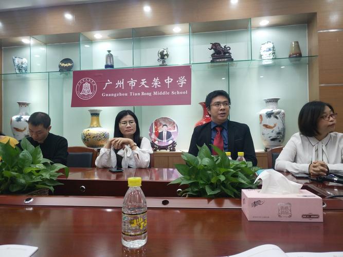 天荣中学跟岗学习第一天,看了他们科组的报团活动介绍和他们的升旗