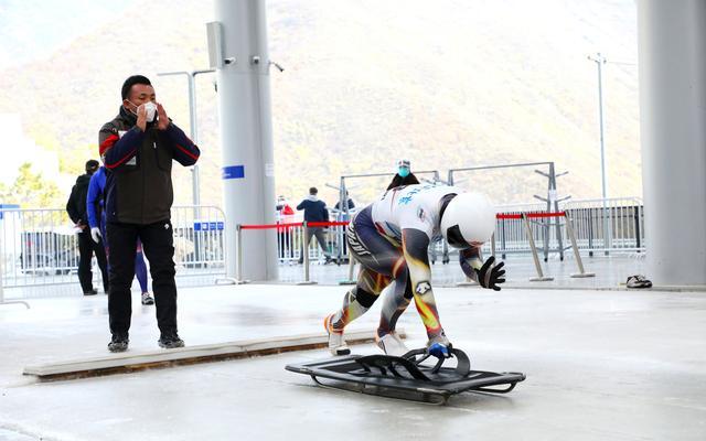 男子钢架运动员在准备开始滑行.国家雪车雪橇中心供图