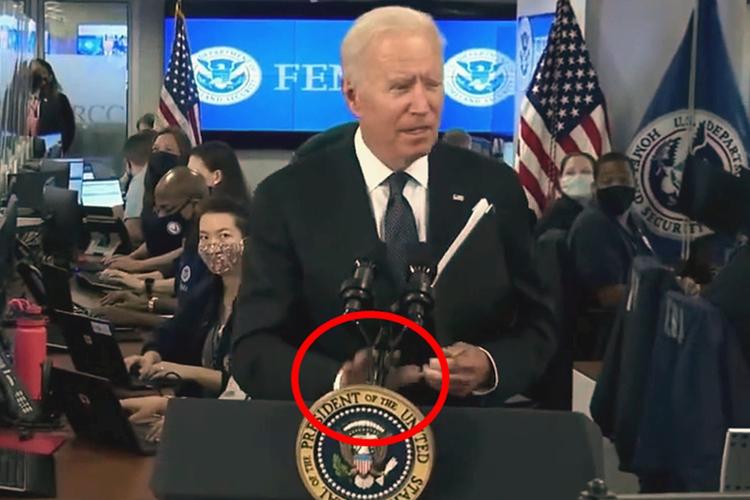 实拍拜登被记者提问敏感问题拍桌子转身后自己懵了
