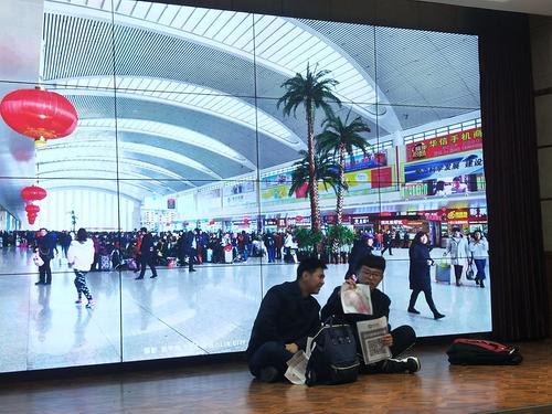 小品"候车室的故事",再现了一位老父亲到城里看望因工作忙碌而无法