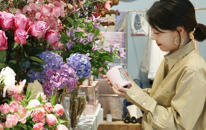 野兽派老板娘 · "戴上耳环,你的脸就会比平时好看1.