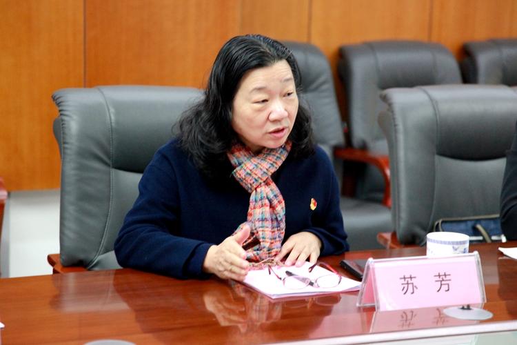 郑州市第106中学党委书记,校长苏芳主持会议.