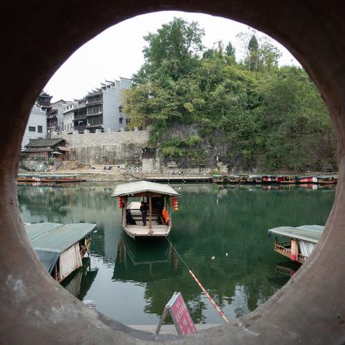 边城洪安的拉拉渡