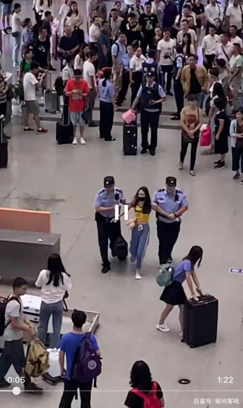 刘露大闹火车站,曾轶可边检事件,告诉你明星公众形象