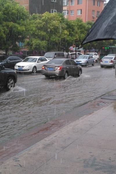 大连昨日突降暴雨商场雨水倒灌 今天辽宁中部还将出现中雨到大雨局部