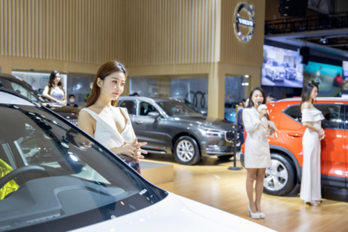 2021青岛春季国际车展进入第二天,新车"掀盖头"购车享