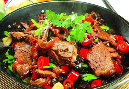 干锅带皮黄牛肉