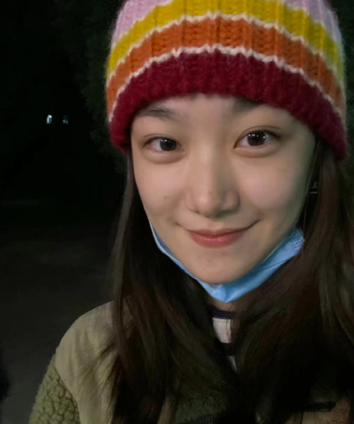 3月4日,演员孙俪的妹妹孙艳晒出了一组美照,引起网友围观.