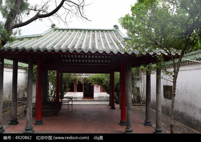 一座人字型瓦片屋顶亭子