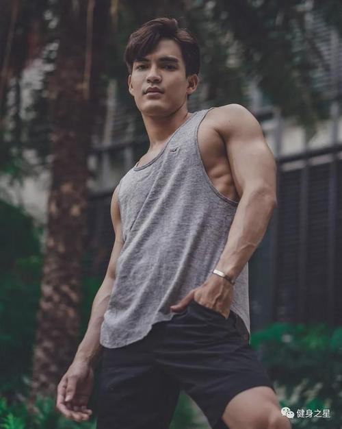 华裔男模腹肌人鱼线太撩人,这是你理想男友的模样吗?