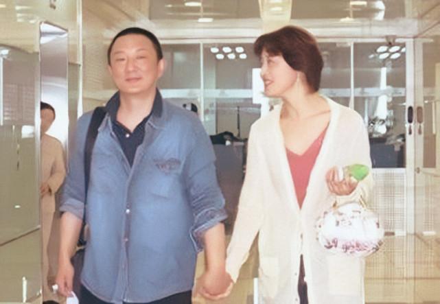 在刘蓓与张黎没有开始恋情之前,一个叫吴秀波的小伙子闯进了她的职业