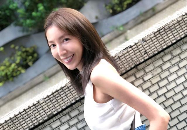 43岁的杨谨华状态真好,身穿白色针织开衫配白色抹胸