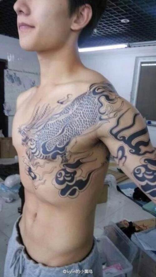 杨洋麒麟纹身