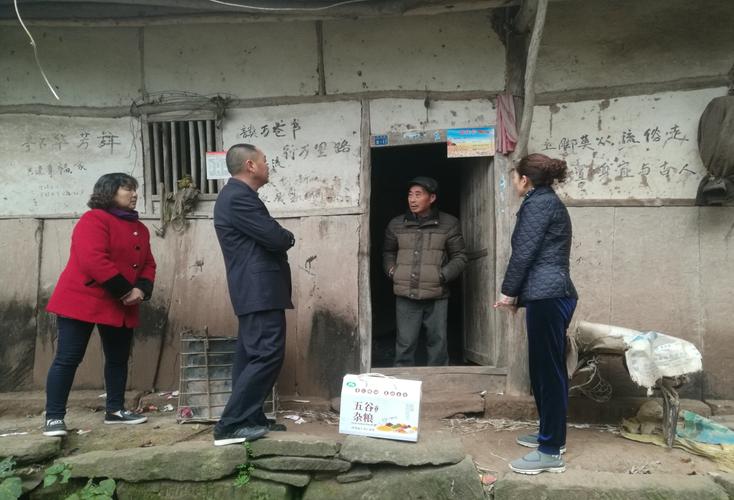 12月13日,遂宁市国土资源局党委书记,局长向莉深入蓬溪县荷叶乡平桥村