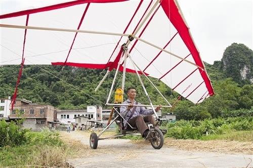 近日,韦延海在自家小院里造出了一架动力三角翼.