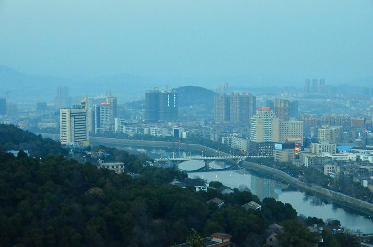 醴陵,为湖南省辖县级市,由株洲市代管.